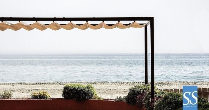 Pergola rétractable manuelle, pergola bâche PVC, couverture de terrasse, chassis acier galvanisé laqué époxy, Beach, pergola plage, Corse